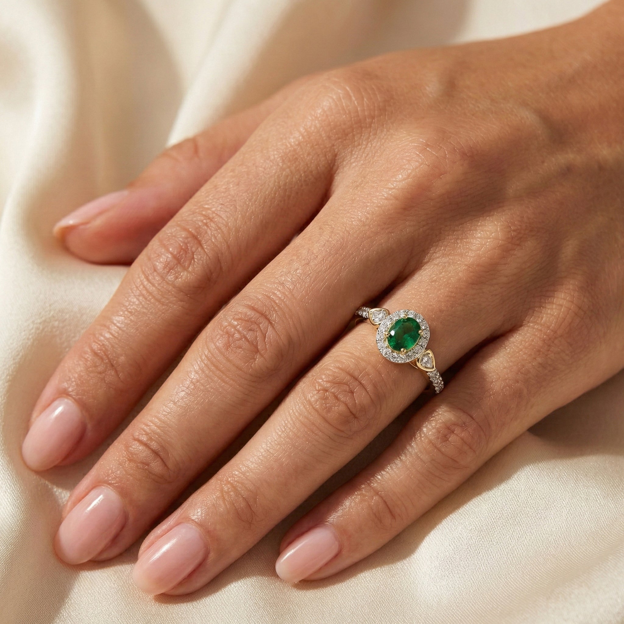 0.33ct Round/Oval Emerald diamond 14k Ladies Fashion Ring  0.15CT Center stone Oval Emerald Diamond)