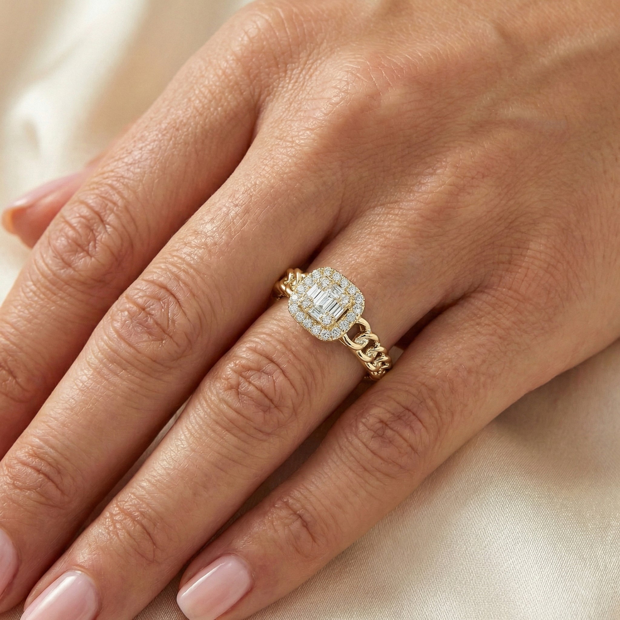 14K Yellow Gold Fashion Ladies Ring with 0.20 CT Round/Baguette Cut Diamond