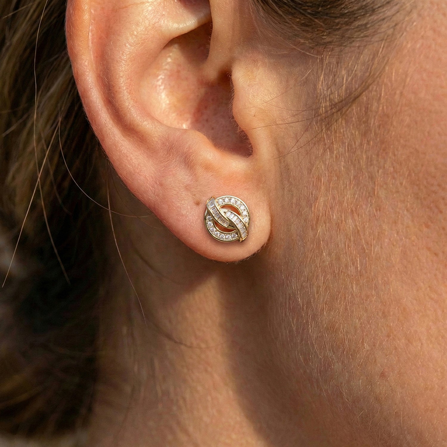 LADIES EARRING 0.20CT ROUND/BAGUETTE DIAMOND 10K YELLOW GOLD